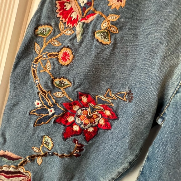 Alice + Olivia Denim with Floral Embroidered Accents Jeans - Picture 9 of 16